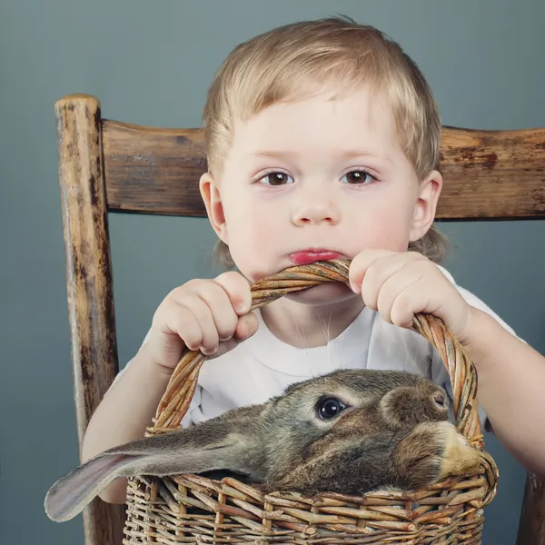 Retrato del lindo chico con conejito — Foto de Stock