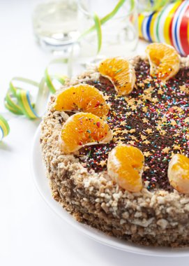 portakal ve şeker sprinkles ile dekore kek