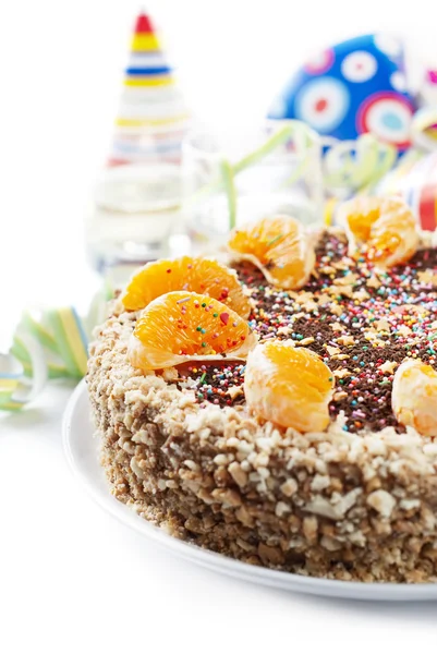 Kuchen mit Segmenten von Orangen und heller Schokolade dekoriert — Stockfoto