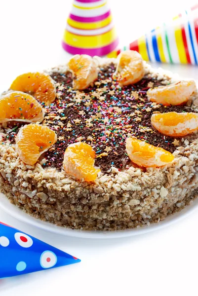 Kuchen mit Orangensegmenten und Schokoladenstreusel dekoriert — Stockfoto