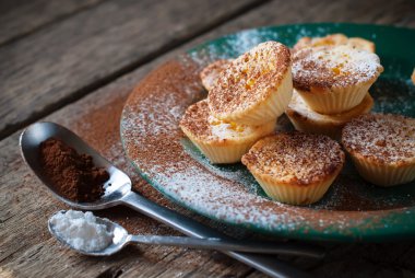 limon tartlets, toz şeker ve kakao ile dekore edilmiştir.