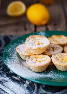 Yeşil plaka ve limon limon tartlets