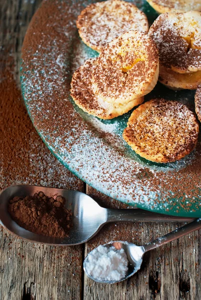 Lemon Tartlets decorated with Powdered sugar and cocoa on a gree — Stock Photo, Image