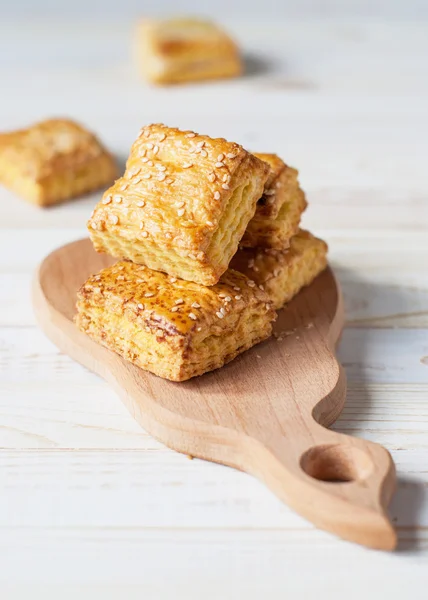 Pastel de hojaldre con sésamo sobre mesa de madera —  Fotos de Stock