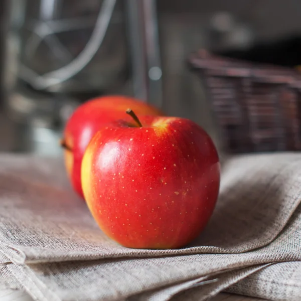 Natureza morta com duas maçãs vermelhas, imagem quadrada — Fotografia de Stock