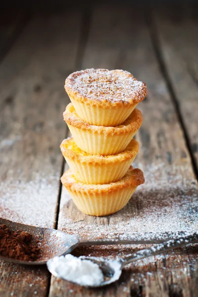 toz şeker ve kakao ile tartlets gelen kule