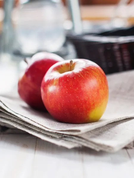 Kaksi punaista omenaa, asetelma — kuvapankkivalokuva