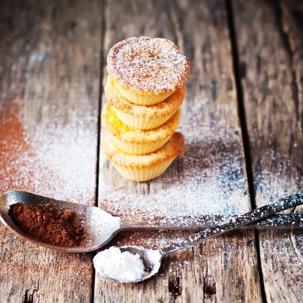 Pudra şekeri ve ahşap üzerine kakao ile tartlets gelen kule — Stok fotoğraf