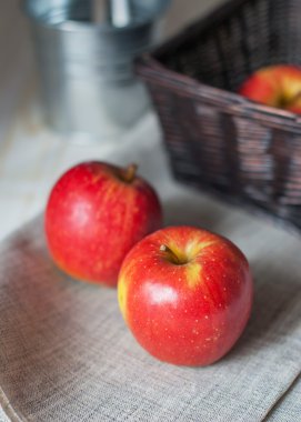 Natürmort, kırmızı elmalar