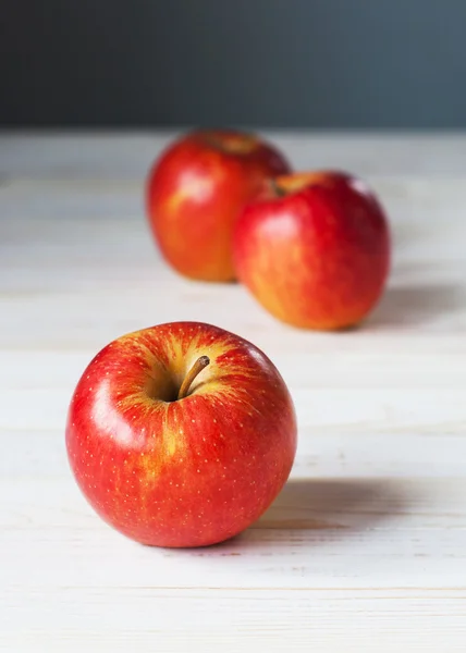 Red Apples on the white wooden table — Stock Photo, Image