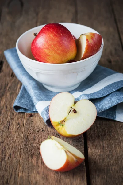 Koostumus Red Cutting omenat puinen pöytä — kuvapankkivalokuva