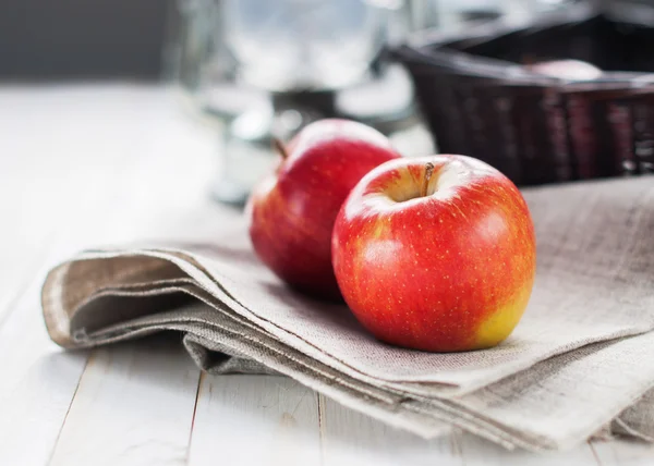 Asetelma kahdella punaisella omenalla — kuvapankkivalokuva