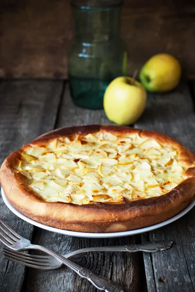 Abra el pastel de manzana rellenado con una mezcla de huevos y crema agria —  Fotos de Stock