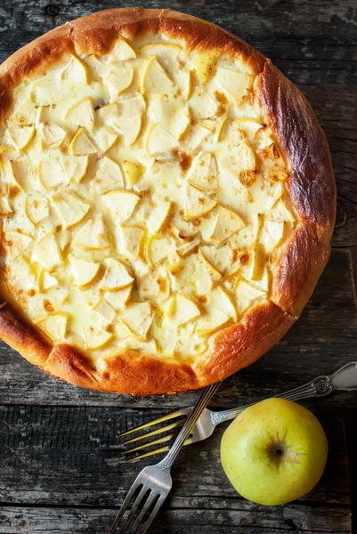 Открыть яблочный пирог с начинкой из яиц и сметаны, — стоковое фото