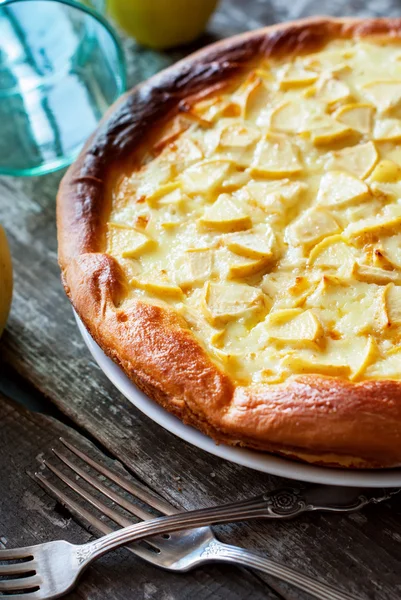 Abra el pastel de manzana rellenado con una mezcla de huevos y crema agria, ha —  Fotos de Stock