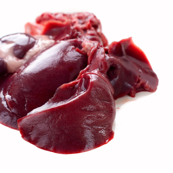 Сырая свежая печень кролика, изолированная на белом
