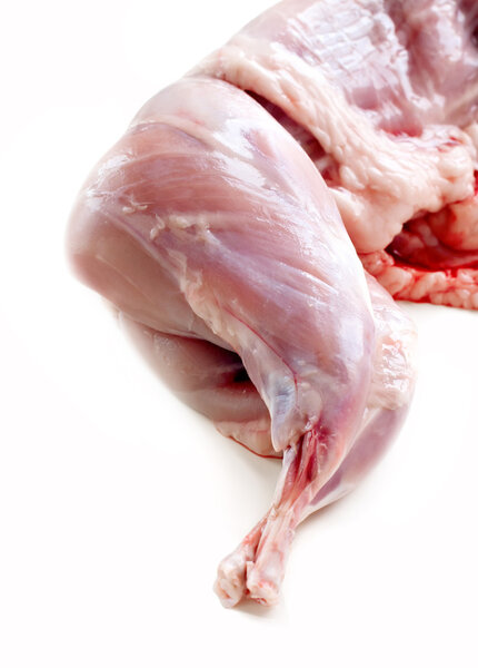 Сырое свежее мясо кролика изолировано на белом, полу-теле
