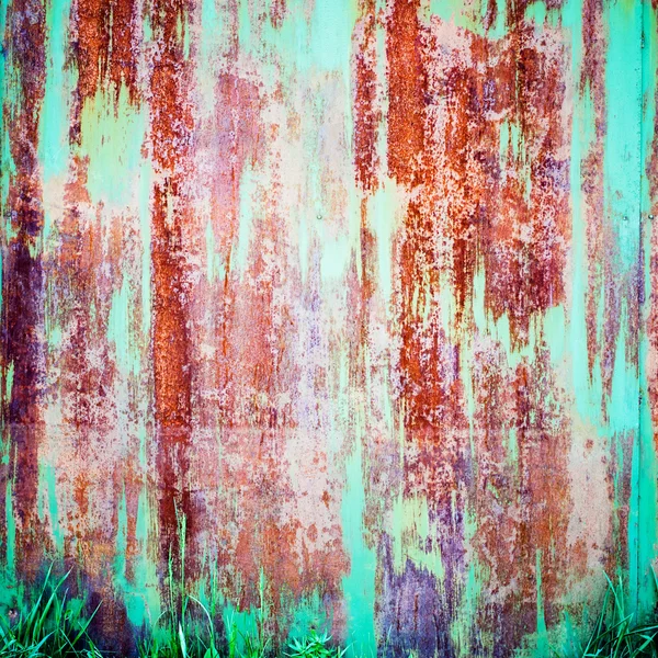 Paslı renkli metal ile kırık boya, grunge arka plan — Stok fotoğraf
