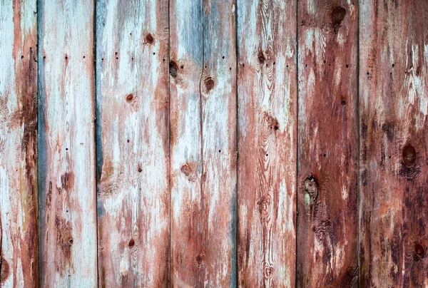 Alte schäbige Holzplanken in der Reihe roter und blauer Farbe, Rückseite — Stockfoto