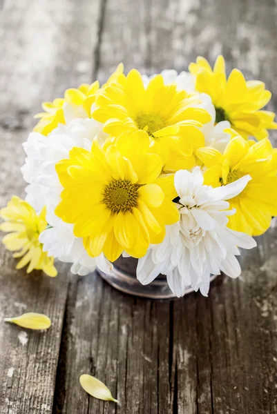 Weiße und gelbe Blumen Chrysanthemen in einem Strauß — Stockfoto