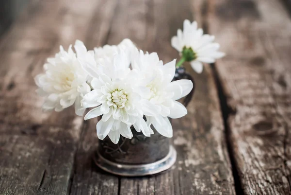 Weiße Blumen Chrysanthemen auf dem hölzernen Tisch Hintergrund — Stockfoto