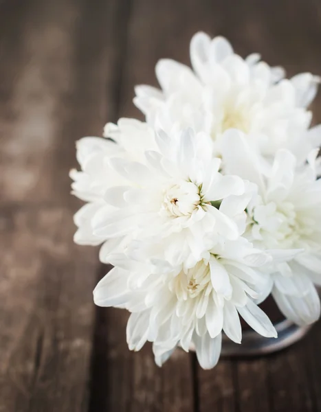 Strauss weißer Chrysanthemen auf hölzernem Hintergrund — Stockfoto