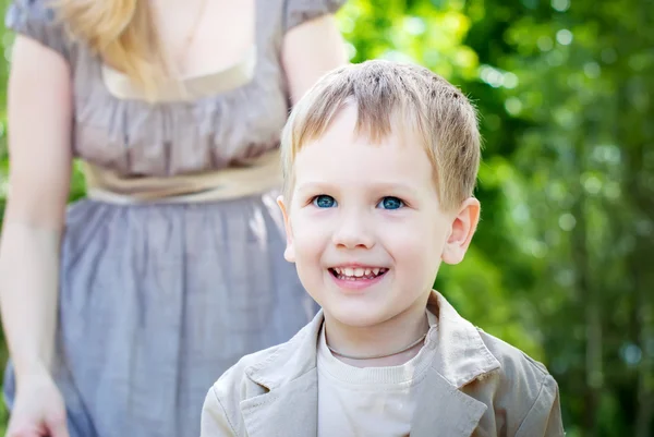 Trochę szczęśliwy uśmiechający się chłopiec z niebieskimi oczami — Zdjęcie stockowe