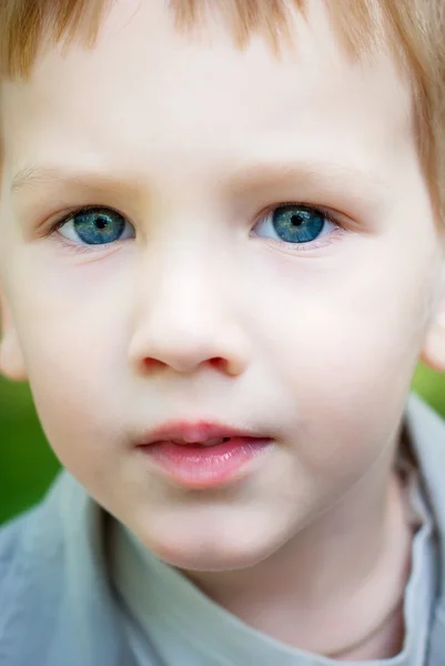 Portrait petit garçon aux yeux bleus — Photo