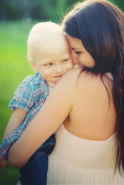 若い母親と幼い息子、優しさでいっぱいのトーン — ストック写真