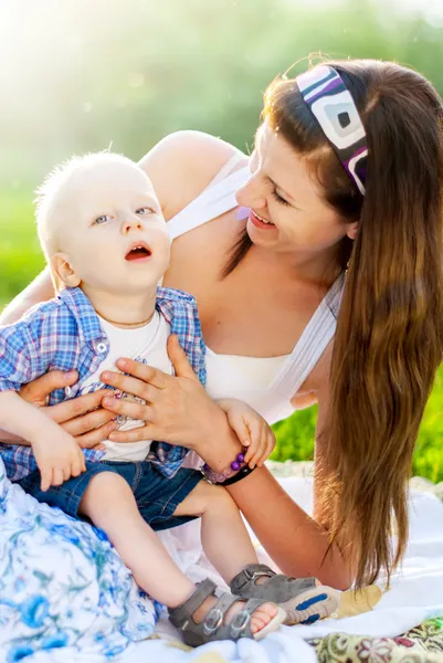 Mãe feliz brincando com seu filho, que tem paralisia cerebral — Fotografia de Stock