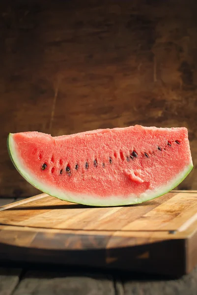 Uma fatia de melancia em uma bandeja — Fotografia de Stock