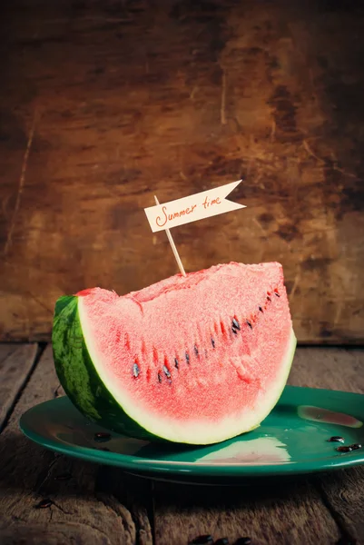 Zomer samenstelling met stuk van een water-meloen op de plaat — Stockfoto