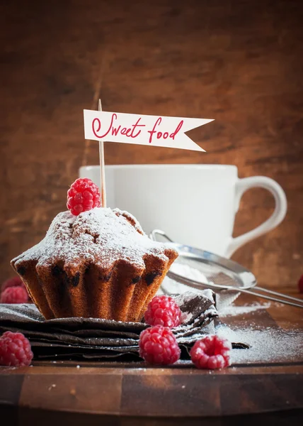 Obstkuchen mit Himbeeren dekoriert — Stockfoto