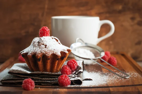 Obstkuchen mit Himbeeren dekoriert — Stockfoto