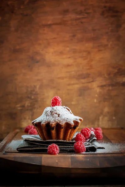 Gâteau aux fruits décoré de framboise — Photo