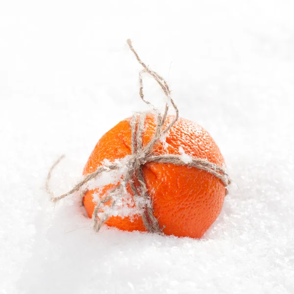 Naranja en la nieve —  Fotos de Stock