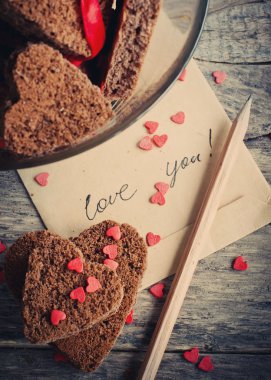 aşk kartı ile haber ve çikolatalı kurabiye