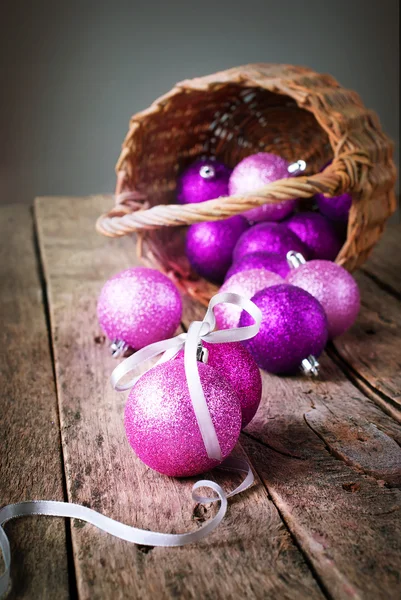 Brillanti palle di Natale dal cestino — Foto Stock