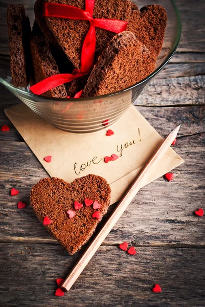 aşk kartı ile haber ve çikolatalı kurabiye