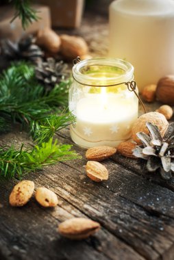 Mumlar, hediyeler ve fındık ile Noel tablo