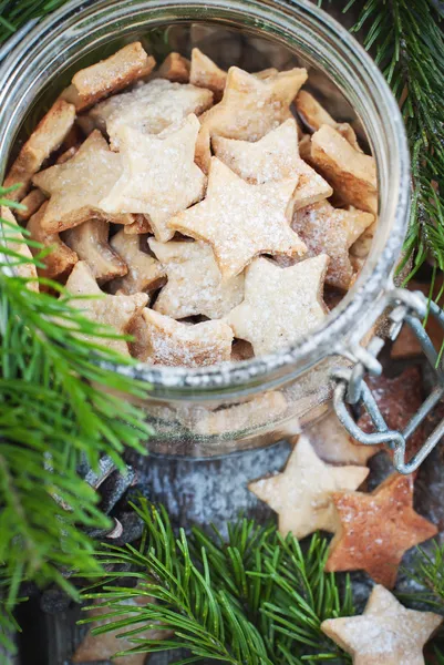 Ingefära jul cookies stjärnor i burken — Stockfoto