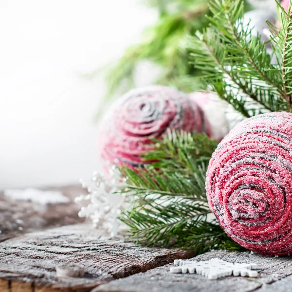 Cartão de celebração com bolas cor-de-rosa e abeto — Fotografia de Stock