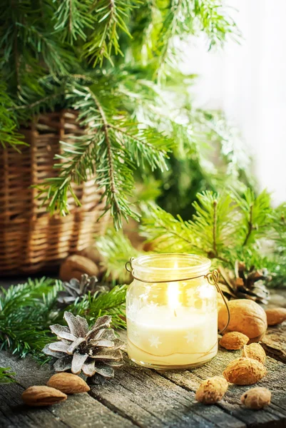 圣诞蜡烛、 礼品和木制的桌子上的螺母 — 图库照片