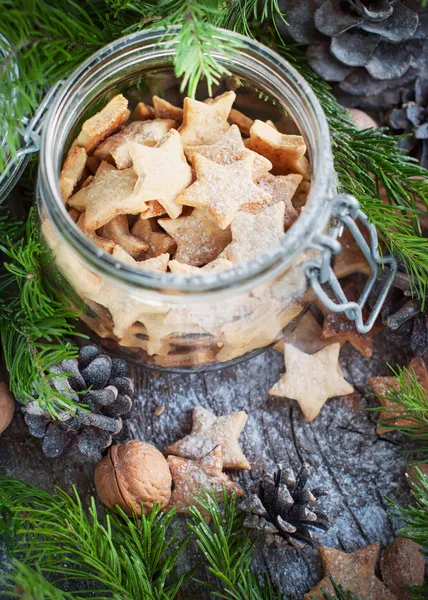 Noel kurabiyeleri yıldız cam kavanozda — Stok fotoğraf