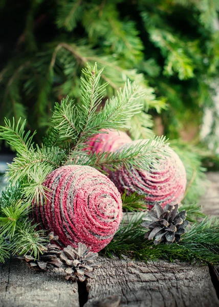 Carte de Noël avec boules roses befor sapin — Photo