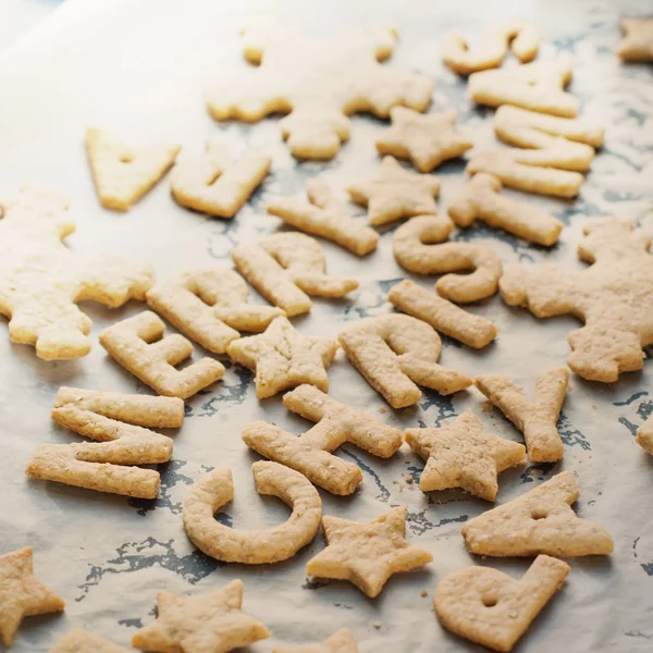 Galletas de jengibre de Feliz Navidad en una bandeja para hornear — Foto de Stock