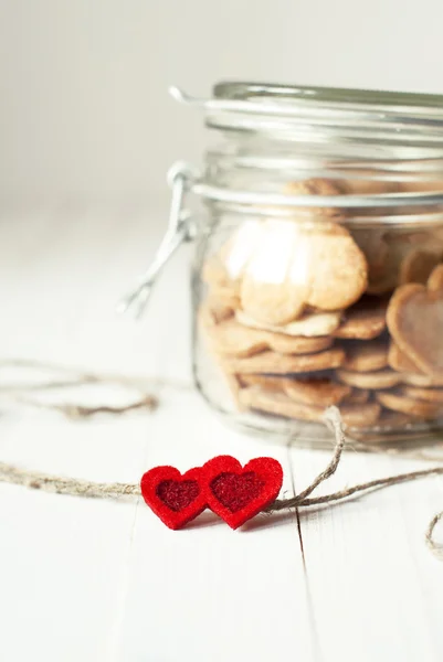 Cookies i burken dekorerad med hjärtan — Stockfoto