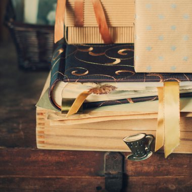 eski şeyler, anılar, kutularla tonda