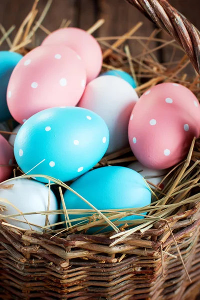 Cerrar Huevos de Pascua en la cesta —  Fotos de Stock