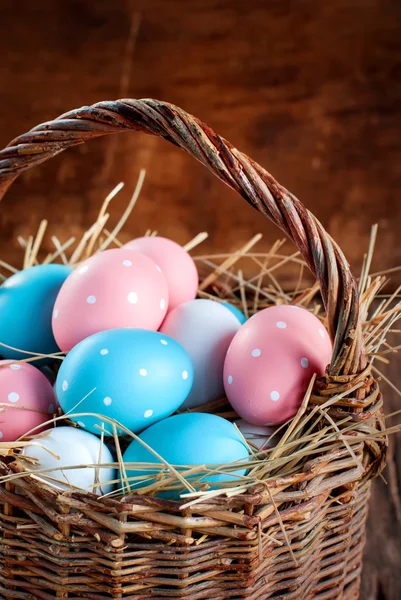 Huevos de colores en la cesta —  Fotos de Stock